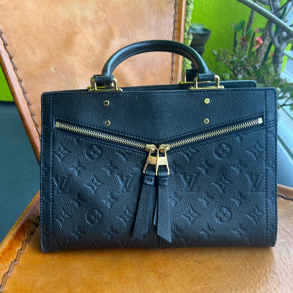 Louis Vuitton handbags,black leather,good condition